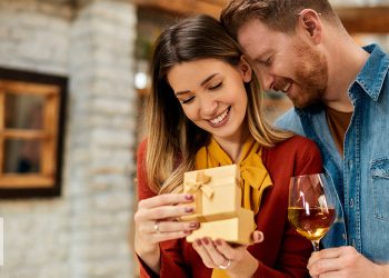 What Are The 5 Most Trendy Anniversary Gifts For Wife?